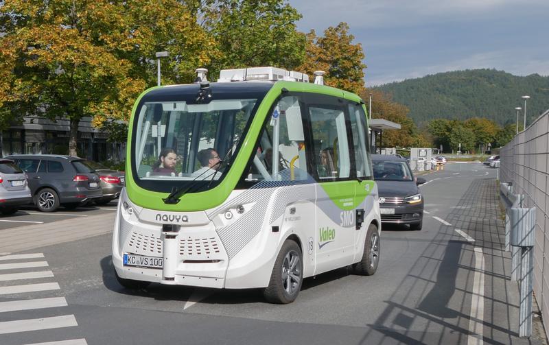 Bei einer Testfahrt erlebten die Probandinnen und Probanden das automatisierte Shuttle in alltäglichen Verkehrssituationen. 