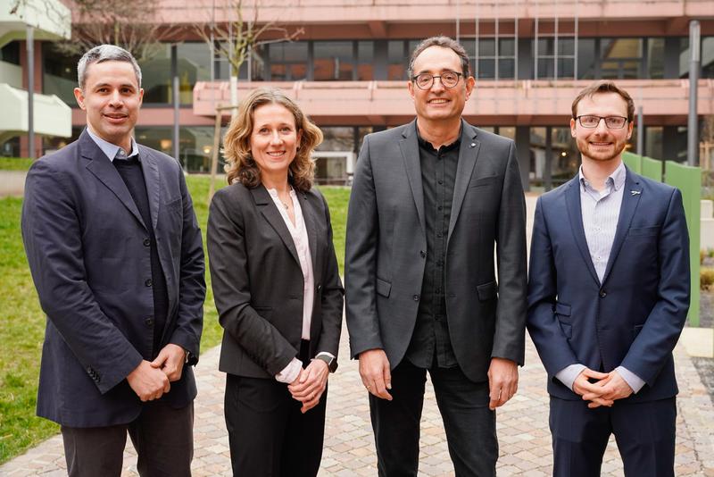 Die Direktoriumsmitglieder Edward Lemke, Sylvia Erhardt und Zentrumssprecher Michael Knop sowie Phil-Alan Gärtig von der Carl-Zeiss-Stiftung (v.l.n.r., Foto: Universität Heidelberg – Kommunikation und Marketing, Uwe Anspach)