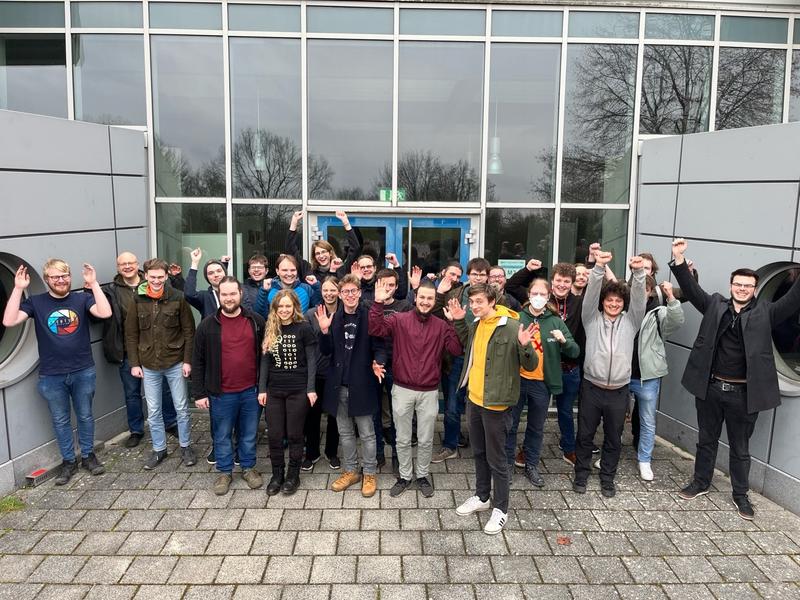 60 Studierende der JMU dürfen sich seit Kurzem offiziell Funkamateur (Klasse E) nennen. Hier ein Teil von ihnen.