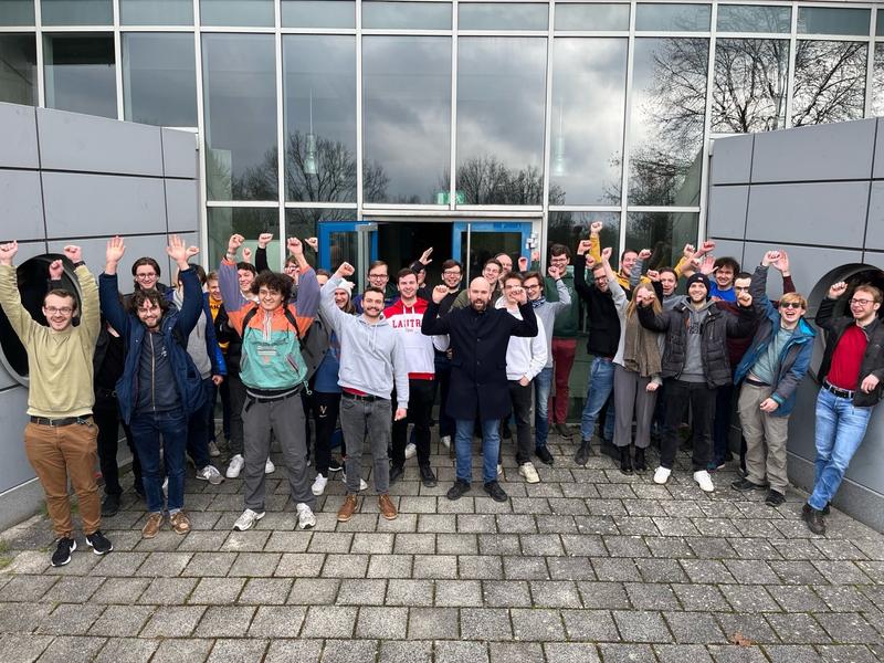 Die zweite Gruppe der frischgebackenen Funkamateure vor dem Informatikgebäude am Hubland. 