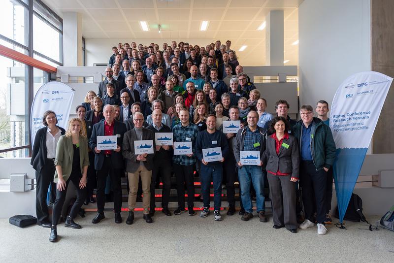 Die Teilnehmerinnen und Teilnehmer der Statuskonferenz Forschungsschiffe 2024 an der Universität Bremen