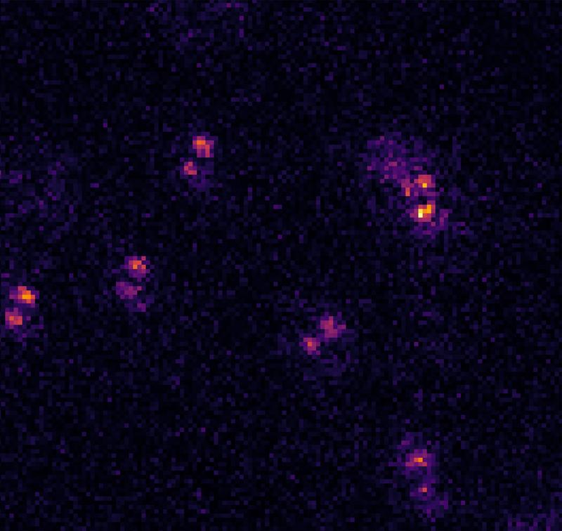 So sieht das Ganze in der Praxis aus: Die verschiedenen Drehrichtungen der rötlich-lilafarbenen „Hanteln“ belegen, dass die Atome in unterschiedlichen Ebenen liegen. 
