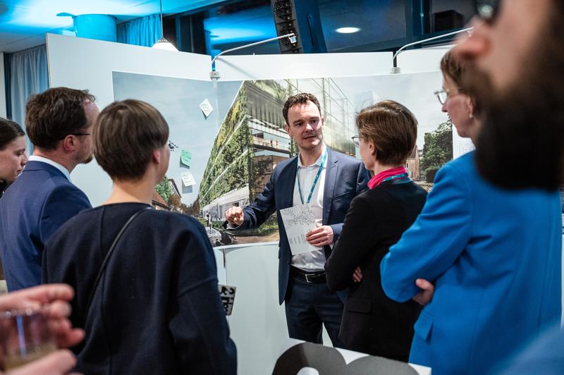 Prof. Dr.-Ing. Conrad Völker, Leiter der Professur Bauphysik, forscht seit Jahren an nachhaltigen Baukonzepten, um die Lebens- und Arbeitsbedingungen von Menschen im urbanen Raum zu verbessern.