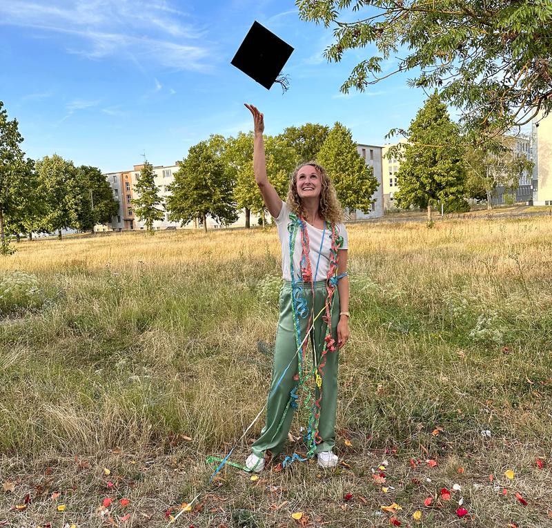 Da fliegt der Doktorhut: Monika Staab nach der erfolgreichen Verteidigung ihrer deutsch-italienischen Doktorarbeit.