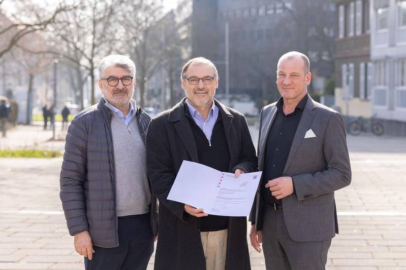 Prof. Dr. René Thiele (r.), Vizepräsident für Studium und Lehre der Frankfurt UAS, überreichte Kemal Tursun (l.) und Prof. Dr. Bernd Müller-Dauppert (Mitte) die Urkunde für "Teach 4 Logistics".