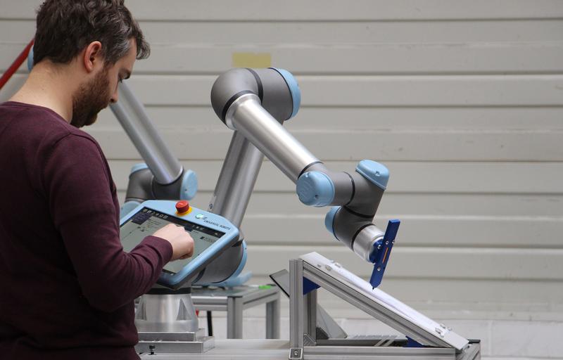 Cobots sind kollaborierende Roboter, die direkt mit Menschen zusammenarbeiten können, um sie zu unterstützen.