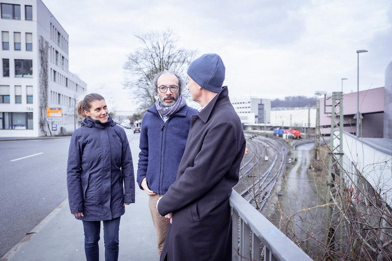 Dr. Gianluca Grimalda im Gespräch mit seinen Gastgebern an der Universität Passau, Dr. Katharina Werner und Professor Johann Graf Lambsdorff.