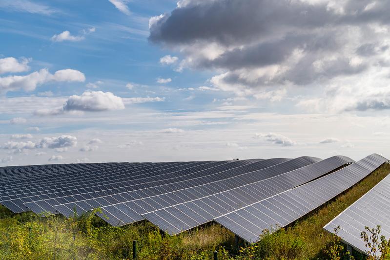 Die Materialien in PV-Modulen sind viel zu wertvoll, um sie einfach wegzuschmeißen. Mit dem Hochlauf der Photovoltaik werden neue, zirkuläre Recycling-Strategien benötigt.