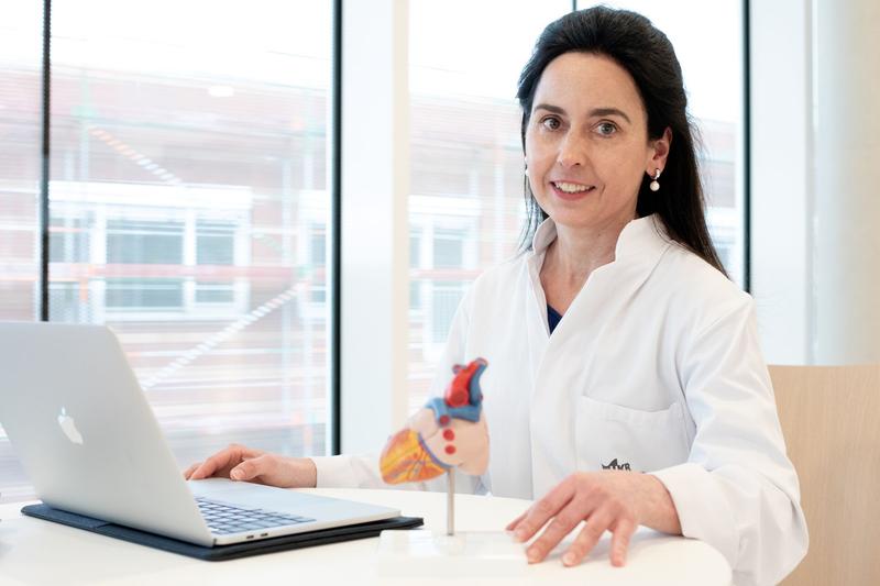 Professor Dr. Andrea Bäßler, Oberärztin in der Klinik und Poliklinik für Innere Medizin II des UKR, informiert über Symptome und Risikofaktoren von Herzerkrankungen bei Frauen.