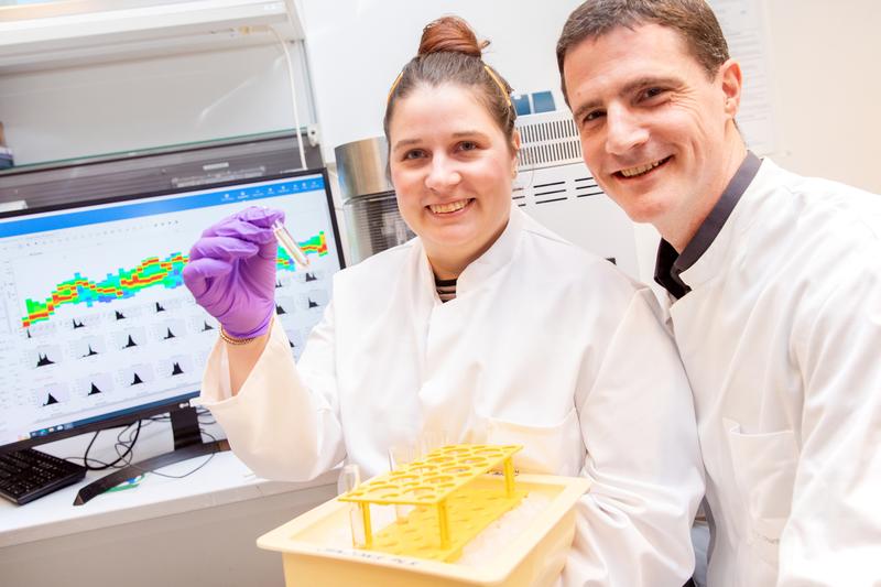 Haben mögliche Tumormarker für Leberkrebs nach Hepatitis-C-Infektion gefunden: Sophie Anna Engelskircher und Dr. Norman Woller. 