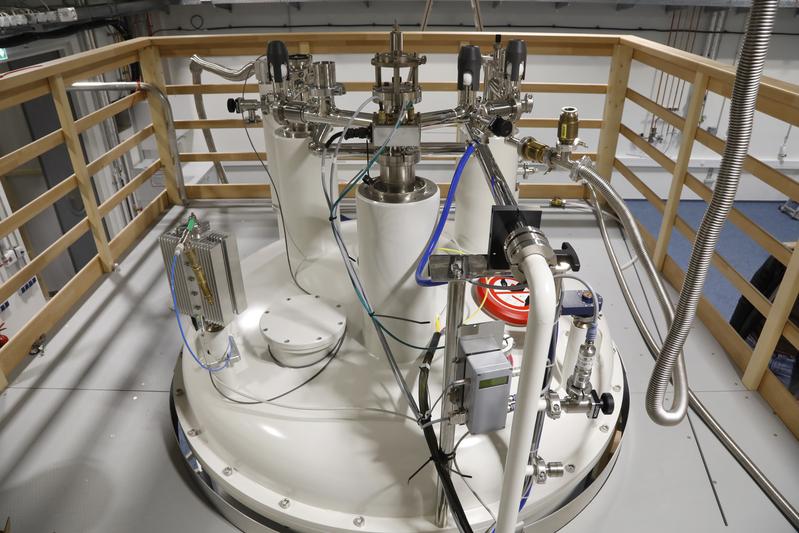 Aufsicht auf das 1,2 Gigahertz-NMR-Spektrometer an der Goethe-Universität, eines der weltweit größten Forschungsgeräte dieser Art. 