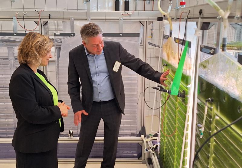 Dr. Michael Lakatos informiert Umweltministerin Katrin Eder beim Laborrundgang