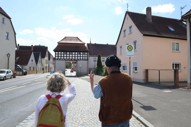 Blick auf den Eingang zum Ortskern der Gemeinde Uehlfeld: Prof. Dr. Jennifer Gerend (l.) und Stadtplaner Frieder Müller-Maatsch im Gespräch.