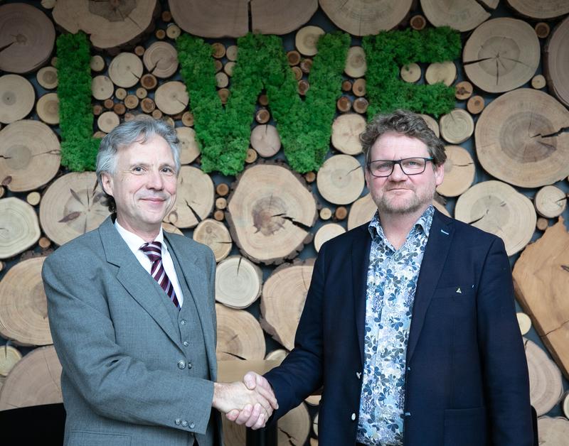 Rechts: Enno Uhl, neuer Leiter der der Abteilung „Biodiversität und Naturschutz“ der LWF; Links: Dr. Peter Pröbstle, Präsident der LWF.  