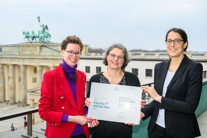 Prof. Dr. Stefanie Molthagen-Schnöring, Prof. Dr. Annabella Rauscher-Scheibe und Anja Schuster bei der Zertifikatsverleihung am 6. März 2024 