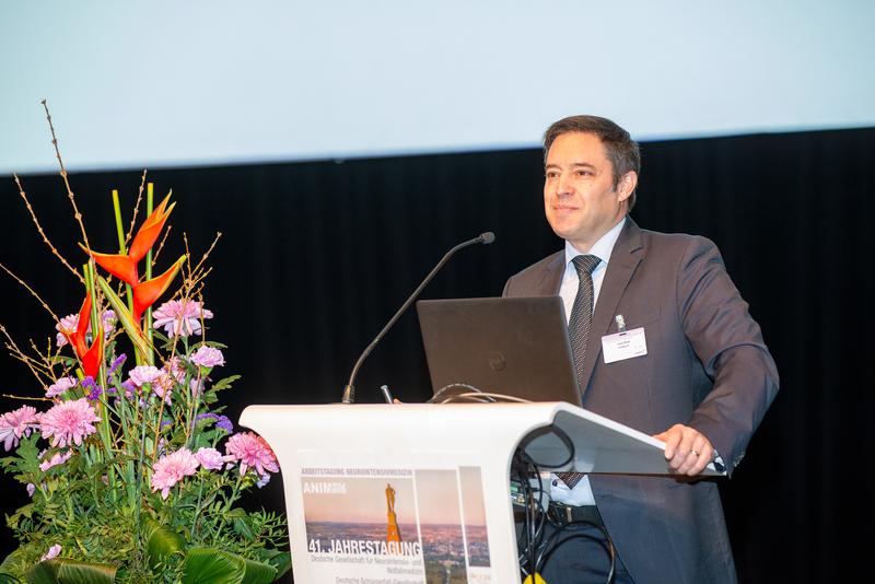 Kongresspräsident Prof. Dr. Julian Bösel bei der Eröffnung der ANIM 2024 in Kassel