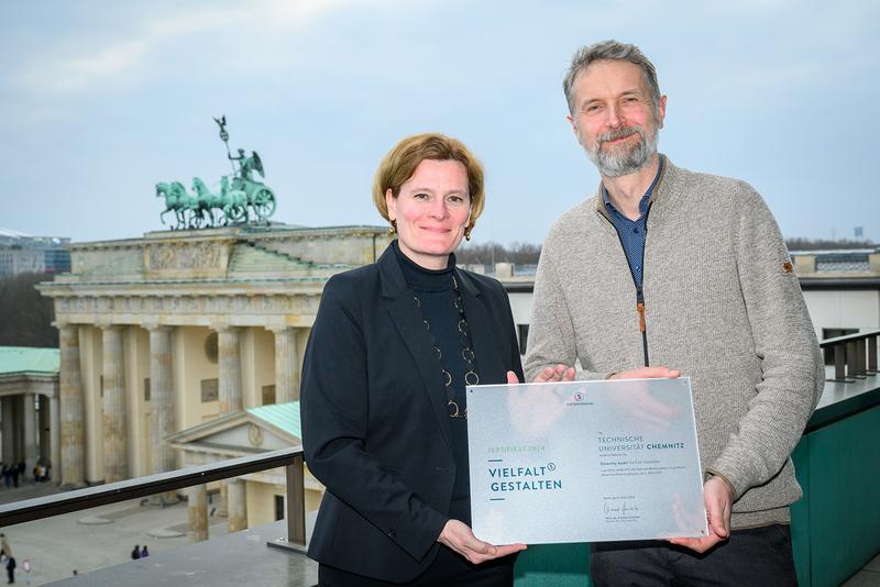 Prof. Dr. Anja Strobel, Prorektorin für Forschung und Universitätsentwicklung, und Prof. Dr. Maximilian Eibl, Prorektor für Lehre und Internationales, nahmen das Zertifikat „Vielfalt gestalten“ in Berlin entgegen.
