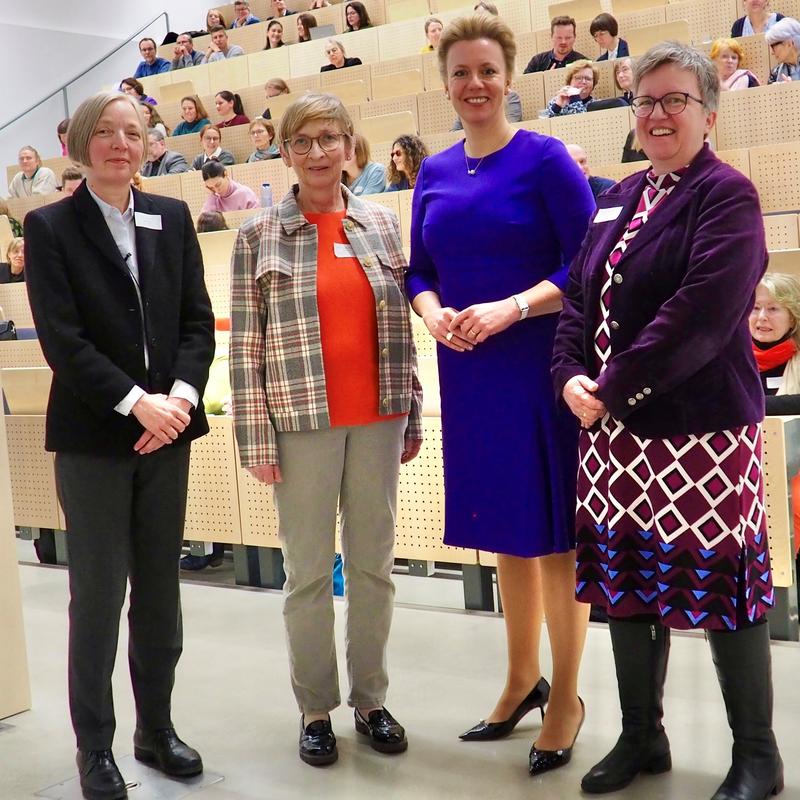 Gruppenfoto während der Kick-off-Veranstaltung des Instituts für Geschlechtersensible Medizin der Medizinischen Fakultät der Universität Duisburg-Essen (v.l.n.r. Dr. Maren A. Jochimsen, PD Dr. Andrea Kindler-Röhrborn, Ina Brandes und Prof. Dr. Anke Hinney