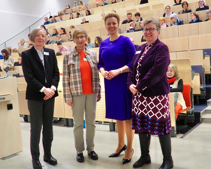 Gruppenfoto während der Kick-off-Veranstaltung des Instituts für Geschlechtersensible Medizin der Medizinischen Fakultät der Universität Duisburg-Essen (v.l.n.r. Dr. Maren A. Jochimsen, PD Dr. Andrea Kindler-Röhrborn, Ina Brandes und Prof. Dr. Anke Hinney