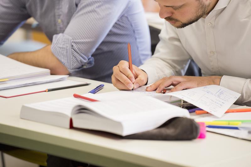 Der Master in Auditing bildet im Rahmen der AuditXcellene-Initiative Mitarbeiterinnen und Mitarbeiter von Wirtschaftsprüfungsgesellschaften aus.