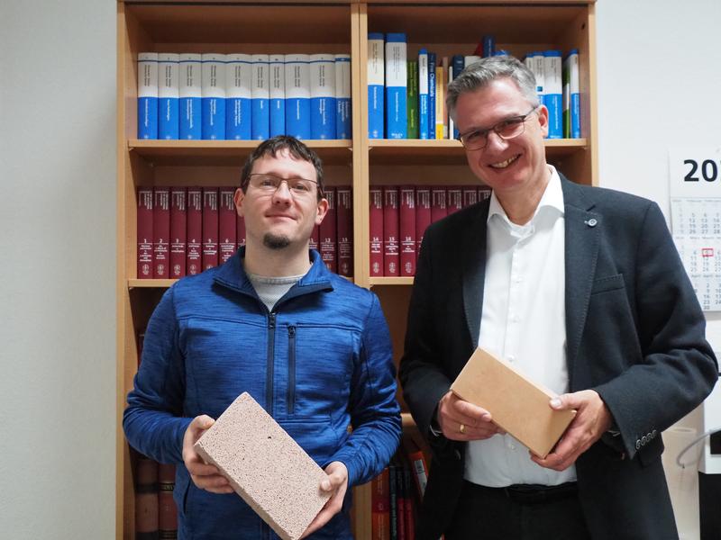 Dr. Michael Kraft und Prof. Dr. Martin Bertau mit Geopolymer-Ziegeln