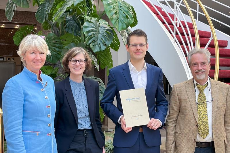 Auf dem Foto (v. li.): die Vorsitzende des Kuratoriums der Möller Stiftung Dr.-Ing. Heike Mühlenweg und die Vorstandsvorsitzende Maike Toivonen, Preisträger und BTU-Alumnus Dr.-Ing. Patrick Bürger, Doktorvater Prof. Dr.-Ing. Ulrich Riebel, BTU.