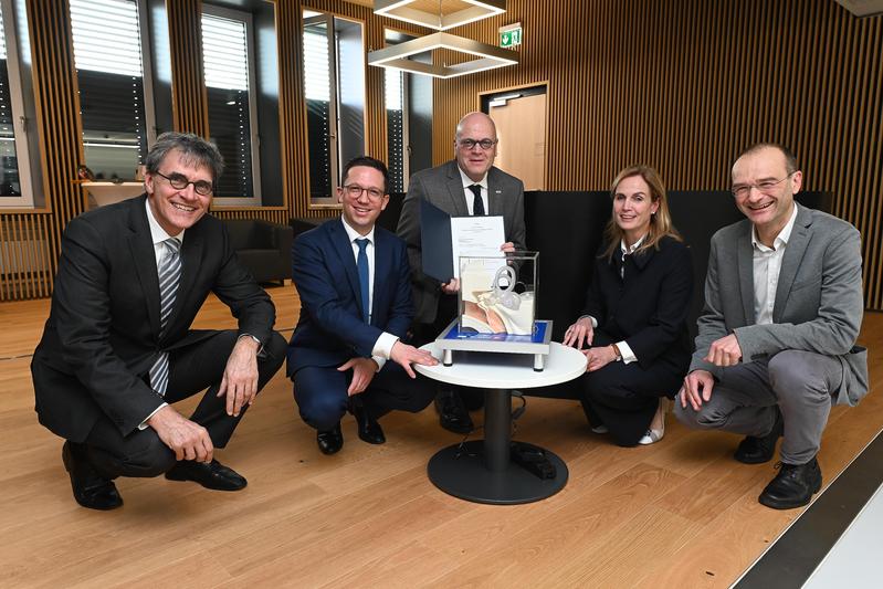 (V.l.n.r.) Prof. Dr. Michael Madeja (EKFS), Minister Falko Mohrs (Nds. MWK), Prof. Dr. Wolfgang Brück (UMG), Dr. Tanja Dangmann (EKFS) und Prof. Dr. Tobias Moser (UMG).   