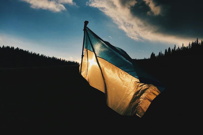 Befindet sich der Krieg an einem Wendepunkt? Ukrainische Flagge im Abendlicht.