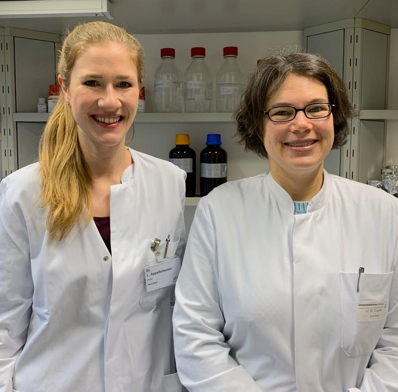 Luise Appeltshauser (links) mit ihrer Arbeitsgruppenleiterin Kathrin Doppler im Labor der Neurologischen Klinik des Uniklinikums Würzburg. 