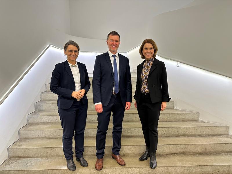 Prof. Dr. Martina Klärle, Präsidentin der DHBW, Dr. Dirk Brinkmann, künftiger hauptamtlicher Vizepräsident für Forschung, Innova-tion und Internationalisierung sowie Petra Olschowski MdL, Aufsichtsratsvorsitzende der DHBW