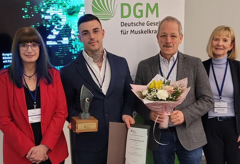 Verleihung des 1. Platz des Felix-Jerusalem-Preises (v.r): Silke Schlüter (stellv. Vorstandsvorsitzende DGM), Preisträger PD Dr. Alberto Catanese, Prof. Wolfgang Müller-Felber (Laudator) und die Vertreterin des Sponsors Sanofi, Dr. Susanne Otte 