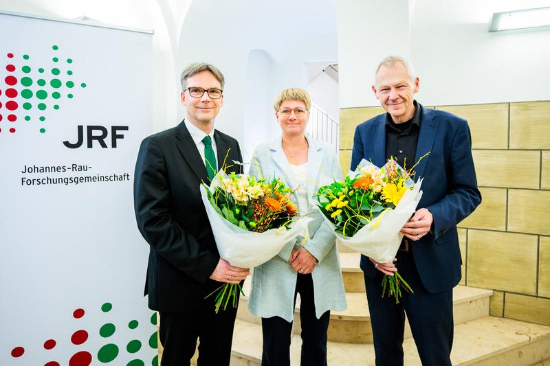 Abteilungsleiterin im Ministerium für Kultur und Wissenschaft des Landes Nordrhein-Westfalen und Vorsitzende der JRF-Mitgliederversammlung, Prof. Dr. Andrea Kienle, gratuliert dem wiedergewählten Vorstand.