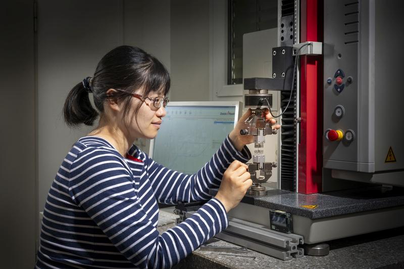 Preisträgerin Dr. Jingyuan Xu in ihrem Labor am Karlsruher Institut für Technologie (Foto: Markus Breig, KIT)