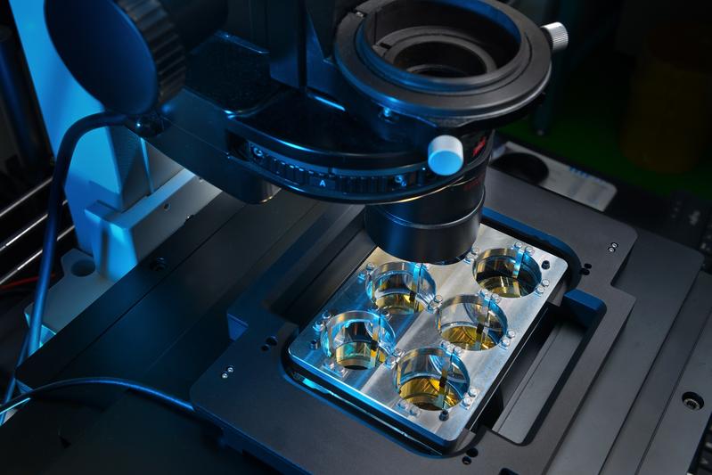 The MIR LIFT process transfers living cells to microtiter plates (MTP) one after the other at a high rate of up to 100 Hz. 