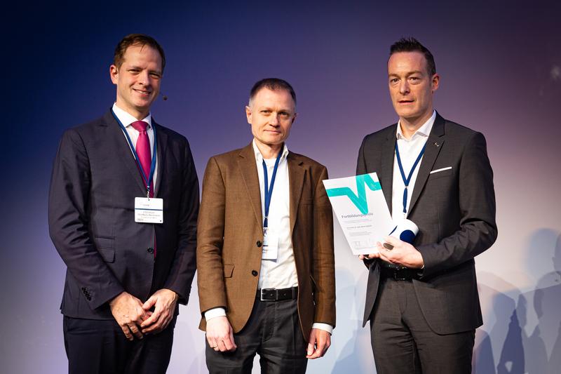 Prof. Oliver Pogarell erhält den Fortbildungspreis der DGKN-Fortbildungsakademie von Prof. Daniel Zeller (rechts), Vorsitzender der DGKN-Fortbildungsakademie, und Prof. Christian Grefkes-Hermann (links), DGKN-Präsident