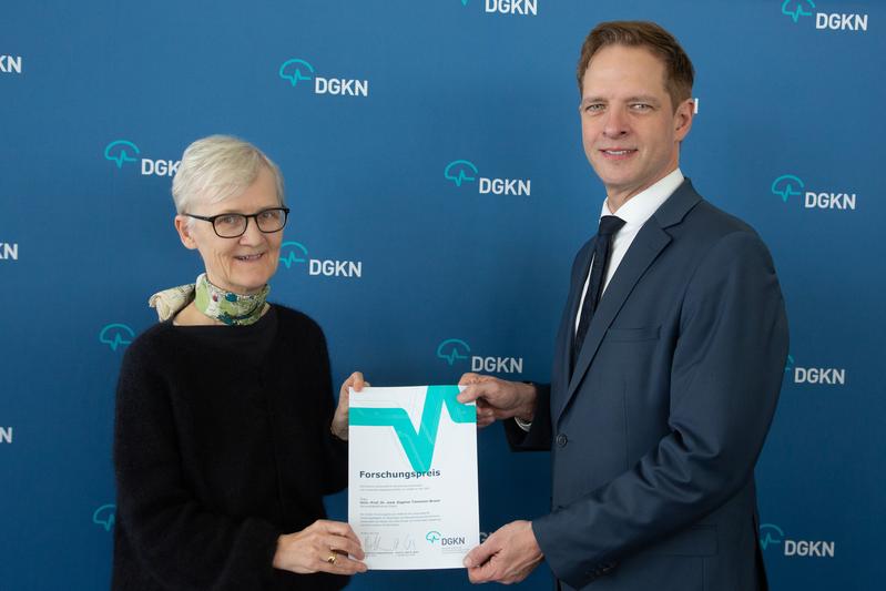 Prof. Dagmar Timmann-Braun nimmt den Großen Forschungspreis der DGKN von DGKN-Präsident Prof. Christian Grefkes-Hermann entgegen.