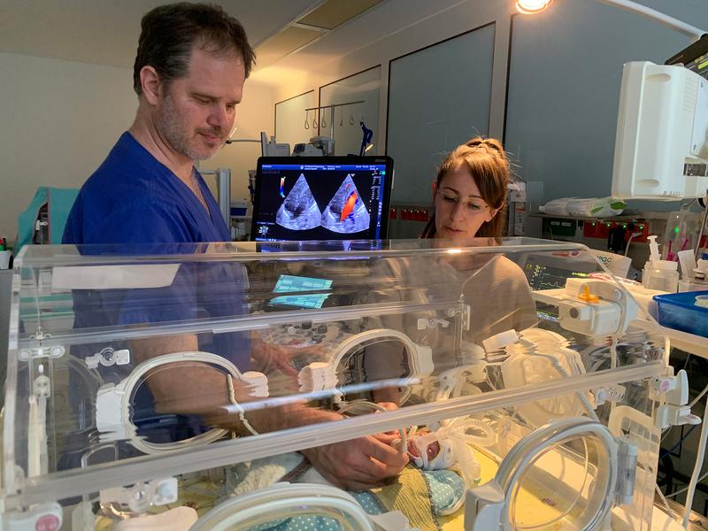 Kinderkardiologe Dr. Holger Michel bei einer Herzultraschalluntersuchung des sieben Wochen alten Jarmo im Beisein seiner Mutter. 