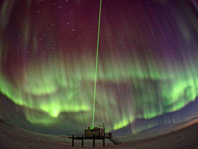 Polarlicht (Aurora Australis) über dem OCEANET-Container des TROPOS an der deutschen Forschungsstation Neumayer III in der Antarktis.