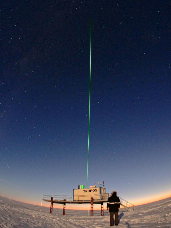 OCEANET-Atmosphere von TROPOS untersuchte ein Jahr lang per Lidar, Radar und anderen Geräten die Atmosphäre der Antarktis von einer Plattform 300 Meter südlich der deutschen Station Neumayer III. 