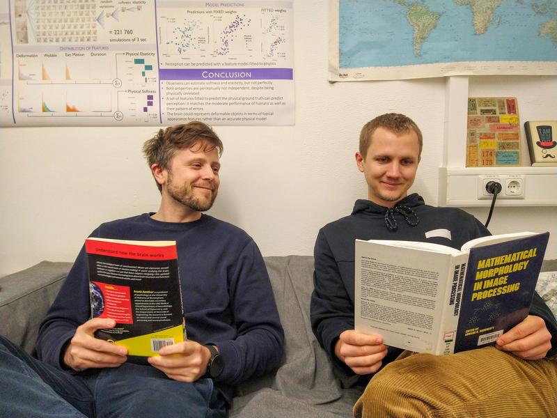 Das Forscherteam ohne Punkte auf den Augen: Prof. Ben de Haas (l.) und sein Doktorand Maximilian Broda.