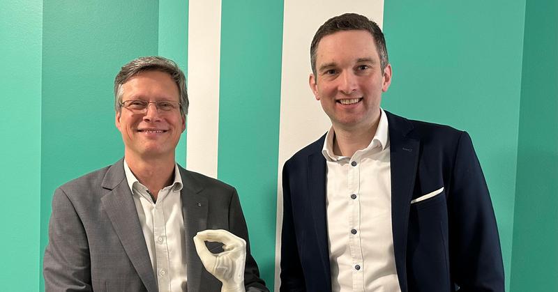 Dr. med. Urs Schneider (links) vom Fraunhofer IPA und Dr. rer. nat. Michael Förtsch von Q.ANT setzen sich mit der Partnerschaft ehrgeizige Ziele für die Entwicklung neuartiger Prothesensteuerungen.