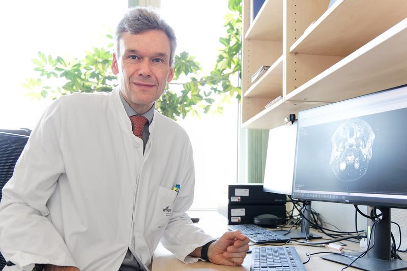 Professor Peter Hau untersucht die Folgeerkrankungen von Patienten mit sehr seltenen Tumoren des Kleinhirns.