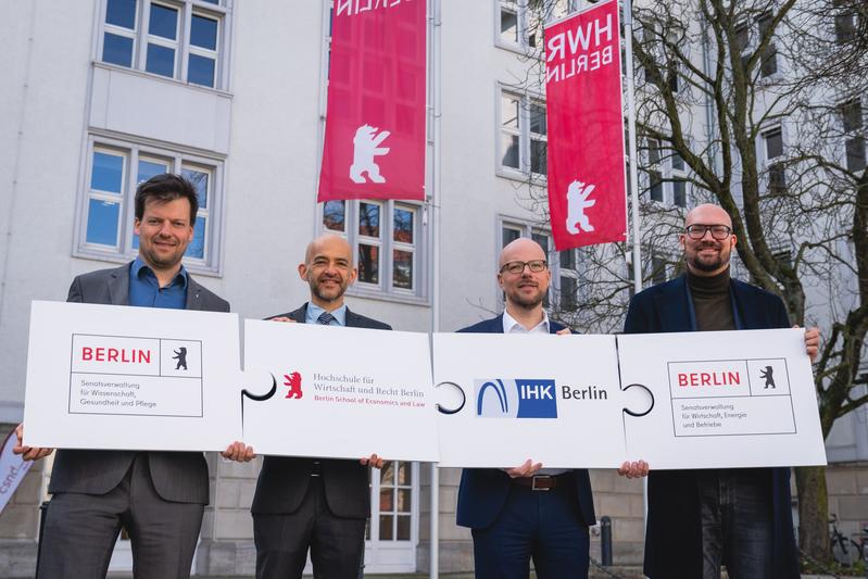 HWR Berlin und IHK fokussieren gemeinsam auf Fachkräftesicherung und Steigerung der Innovationskraft Berlins. V. l. n. r. Staatssekretär Henry Marx, HWR Berlin-Präsident Andreas Zaby, IHK Berlin-Präsident Sebastian Stietzel, Staatssekretär Michael Biel