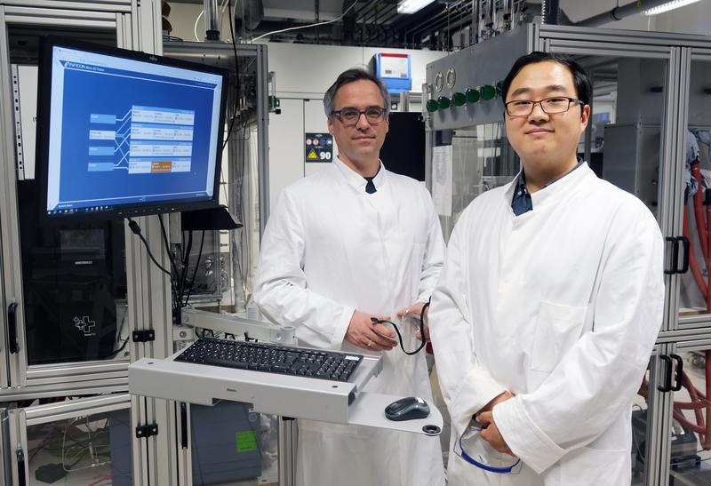 Professor Malte Behrens and sub project leader Dr Shilong Chen from the Institute of Inorganic Chemistry at CAU have developed a new catalyst for the release of hydrogen. 