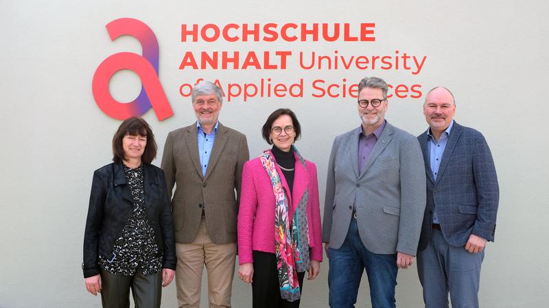 Verwaltungsleiterin Sabine Thalmann (v. l.), Prof. Dr. Markus Holz, Prof. Dr. Uta Seewald-Heeg, Prof. Dr. Lothar Koppers und Hochschulpräsident Prof. Dr. Jörg Bagdahn bilden ab Januar 2025 das neue Präsidium der Hochschule Anhalt.