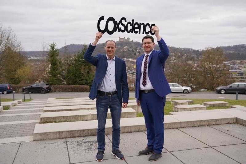 Hochschule und Stadt Coburg arbeiten an einer gemeinsamen und nachhaltigen Zukunft. Dazu haben Präsident Prof. Dr. Stefan Gast und Oberbürgermeister Dominik Sauerteig unter dem Motto COxScience einen Kooperationsvertrag unterzeichnet. 
