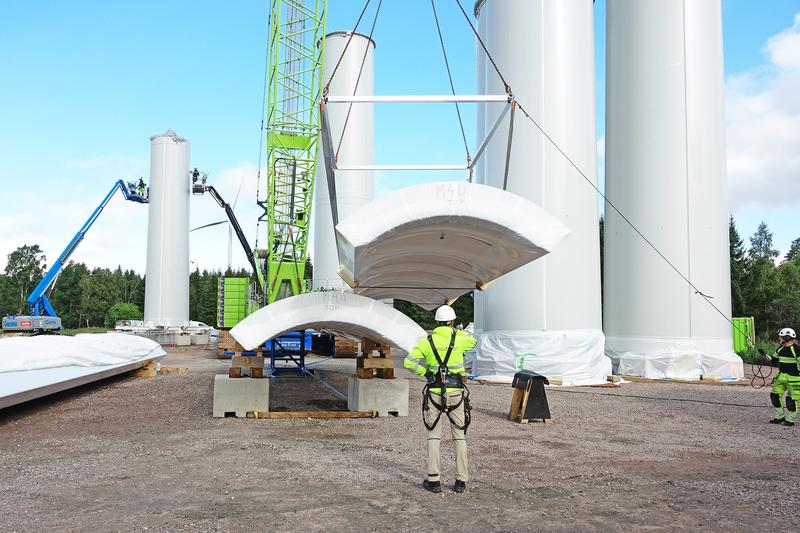 Ein herkömmlicher Kran kann die 14 Meter langen Viertelschalen auf der Baustelle bewegen, da sie so leicht sind.