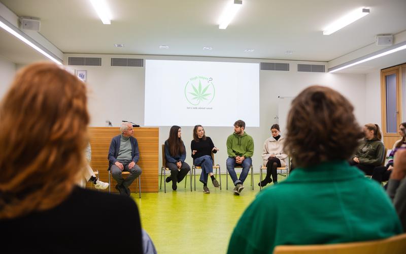 Das Projektseminar Cannabisprävention richtet sich an Studierende der Psychologie, Schulpsychologie und der Beruflichen Bildung an der Universität Bamberg. Es hat zum Ziel, Cannabis-Präventionskonzepte für Berufsschüler*innen und Studierende zu erstellen.