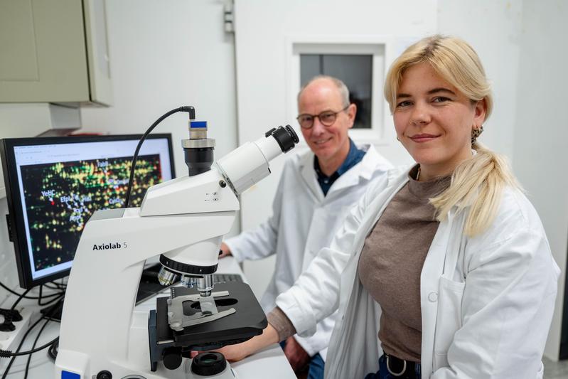  Dr. Anna-Maria Möller, Erstautorin der aktuellen Arbeit, und Prof. Dr. Franz Narberhaus (links) widmen sich der Wirkungsweise von antibiotischen Wirkstoffen. 