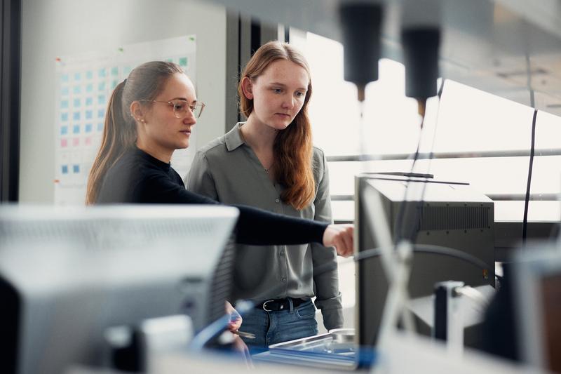 Melina Gurcke, 27, und Katharina Schnatmann, 24, und haben beide Regenerative Energien im Bachelor und im Master Elektrotechnik mit dem Schwerpunkt Intelligente Energiesysteme an der HSBI studiert. 
